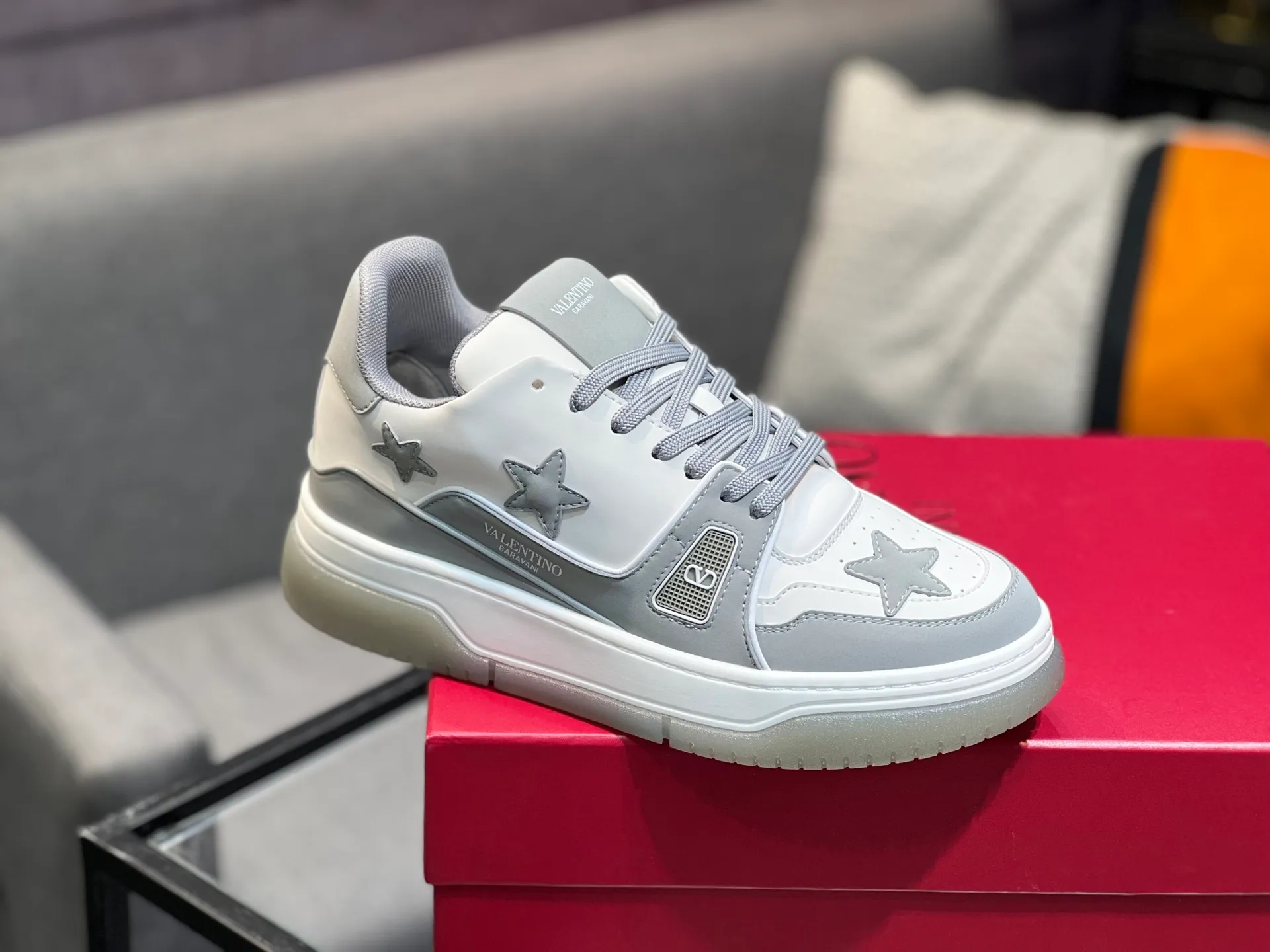 Men's Men's Shoes 💰660 Valentino 2023 early autumn new star shoes are now online! Wang Hedi and Ren Jialun have been worn by many celebrities. Who can refuse the same couple shoes as Wang Hedi! The design of Stars Stab My Heart is cool and spicy. The material of the shoes is cowhide, and every color is beautiful! Size 35-40, men’s size 39-44 (women’s 41, men’s 38, 45🉑️customized)